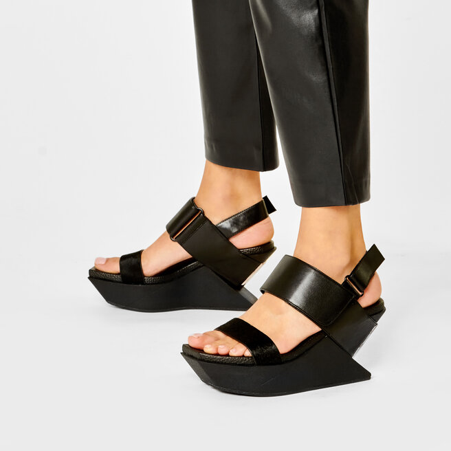 Sandály United Nude Delta Wedge Sandal 10413013616 Black | eobuv.cz